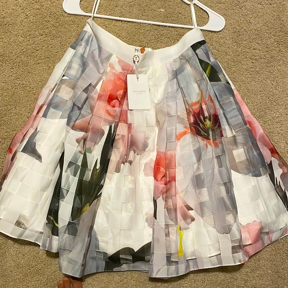 Beautiful brand new floral ted Ted Baker skirt. Size 6 USA/ 10 UK